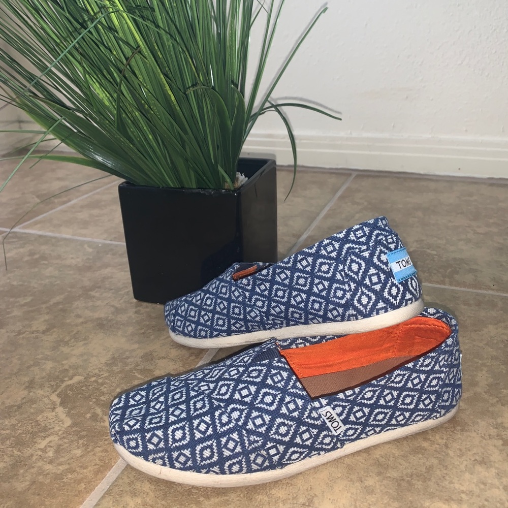 Toms women's slip on patterned shoes